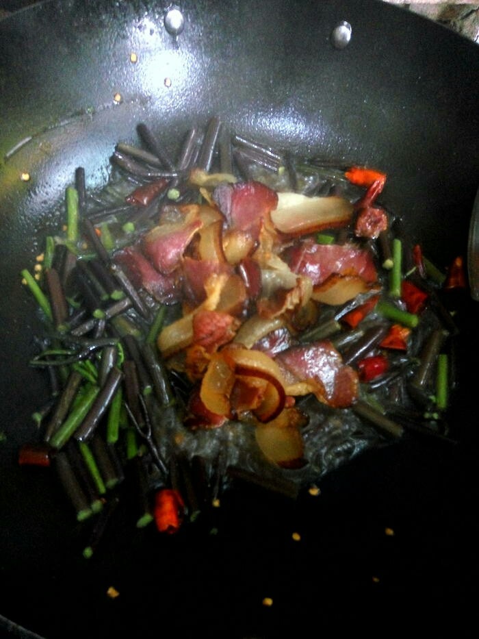 蕨菜炒腊肉,最后下腊肉快速合炒。过程中调点白酒。白酒有杀菌,去腥,去异味,增香鲜的作用。