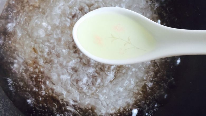 春季养生汤~枸杞菠菜猪肝汤,锅里加水烧开加一勺食用油