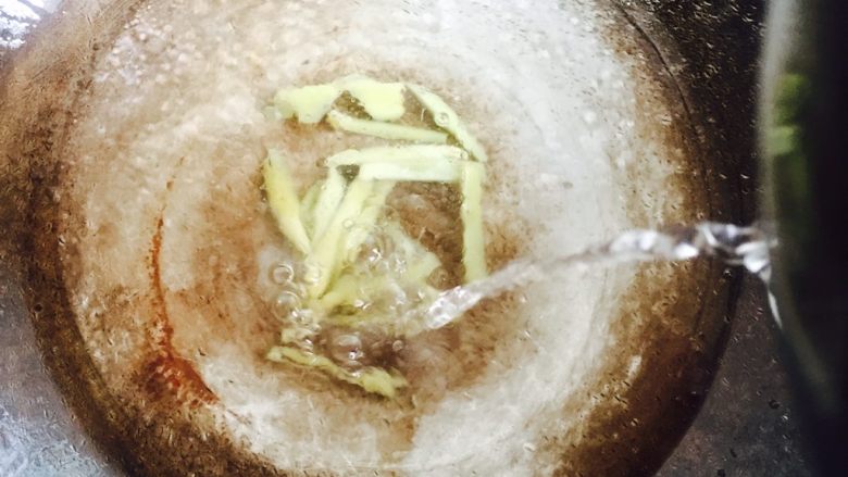春季养生汤~枸杞菠菜猪肝汤,加200ml的热水