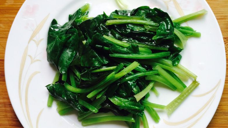 春季养生汤~枸杞菠菜猪肝汤,然后捞起沥干水分备用