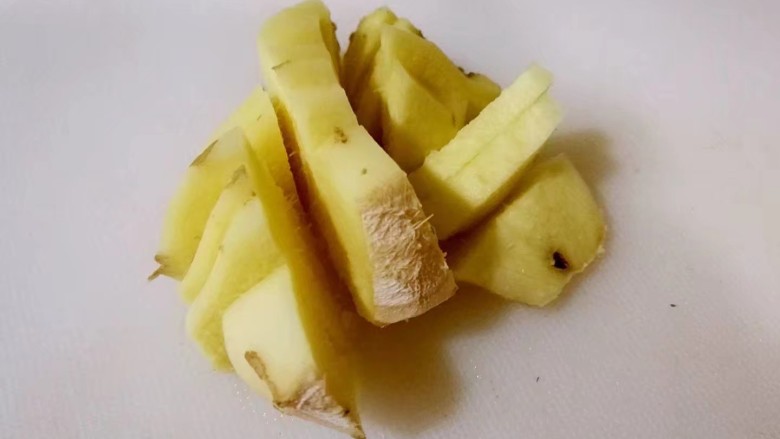 红糖姜汁南瓜饼,蒸南瓜的时候来做红糖姜汁,姜切丁