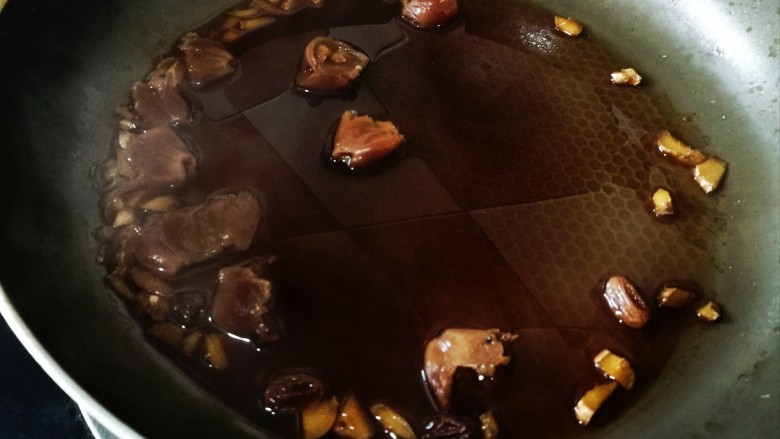 红糖姜汁南瓜饼,将红糖水、桂圆加入姜汤中,小火熬至汤汁收浓