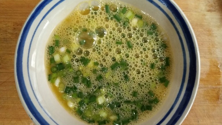 无油香煎馒头片――十分钟快手营养早餐,把小葱段,蛋液和盐再次搅打均匀。