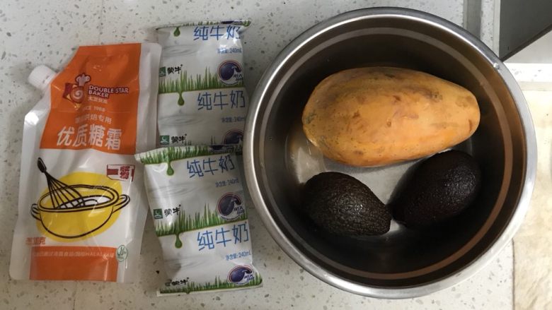 牛油果木瓜奶昔,这是两杯的量,左侧糖霜根据自己口味适量放。