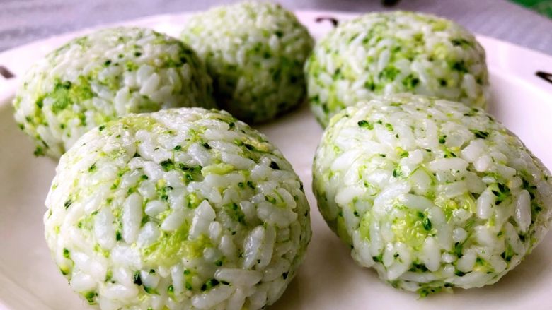 虾肉西兰花饭团,按照这个方法,依次把所有的饭团都包好