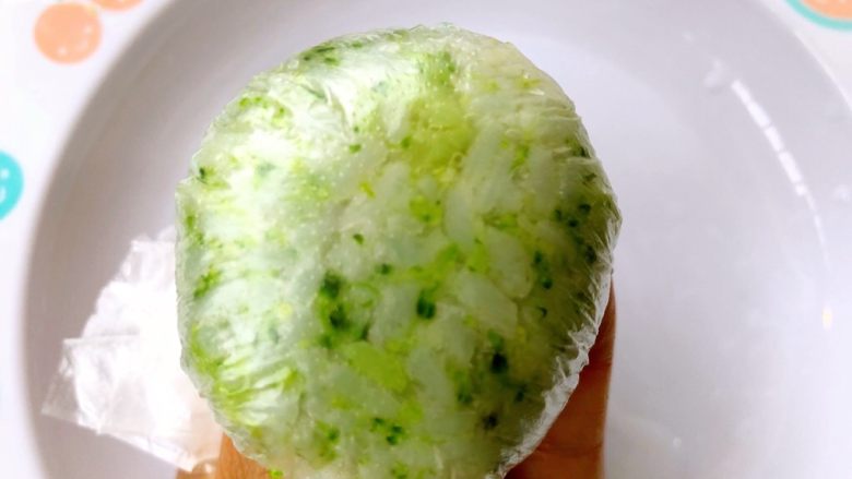虾肉西兰花饭团,然后将保鲜膜四周卷起,翻天揉捏成圆形即可。