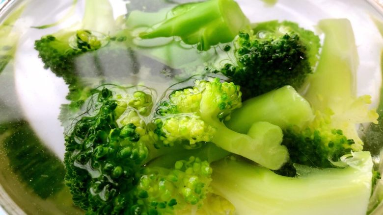 虾肉西兰花饭团,将捞出的西兰花放进容器用清水泡一泡,是为了让它的颜色不变