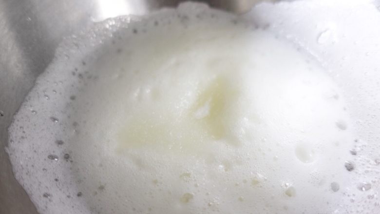 柠檬酥皮小蛋糕🍋,蛋白加10g糖用打蛋器打发至大鱼眼泡状态(如图)。然后把剩下的糖全部倒入,再继续打发。