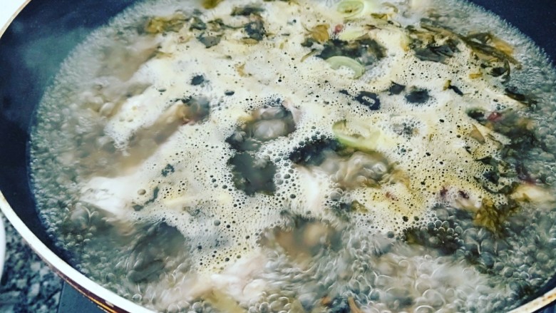 家常酸菜鱼,加入大骨汤烧开,撇去浮沫。