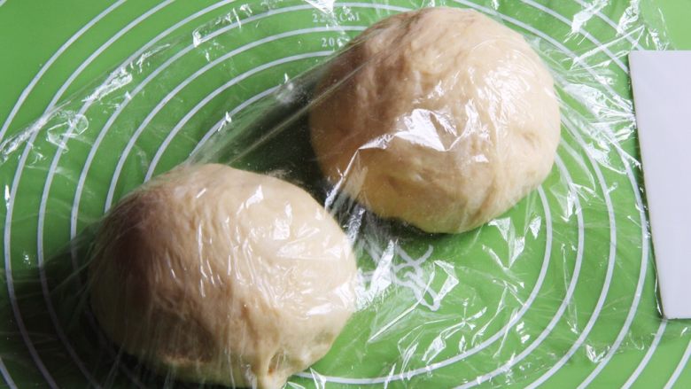 椰蓉花色面包卷,滚圆静置20分钟,盖上保鲜膜。