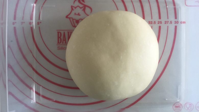 蜜豆果干包,将面团从面包机桶内取出稍微整成表面光滑的面团开始基础发酵,一发27度时间看状态