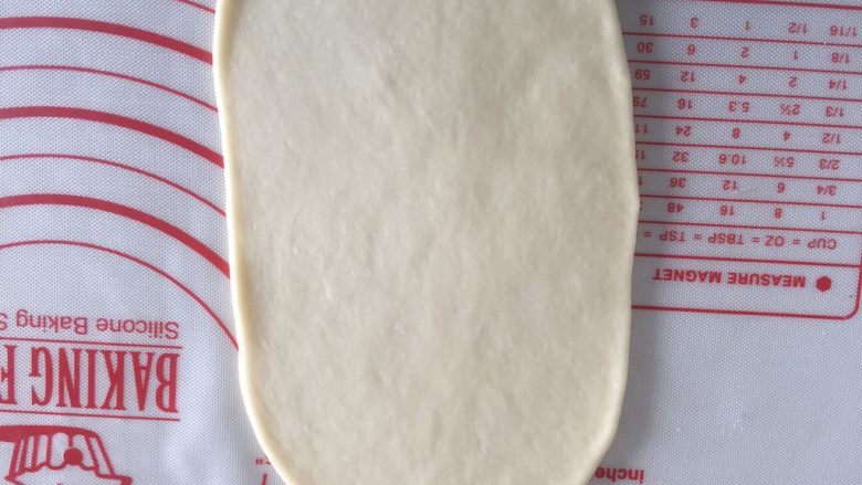 蜜豆果干包,光滑面朝上轻轻擀开拍掉气泡,