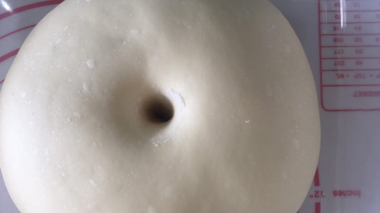 蜜豆果干包,发酵好的面团手指蘸粉戳孔洞口不回缩不塌陷就可以了,