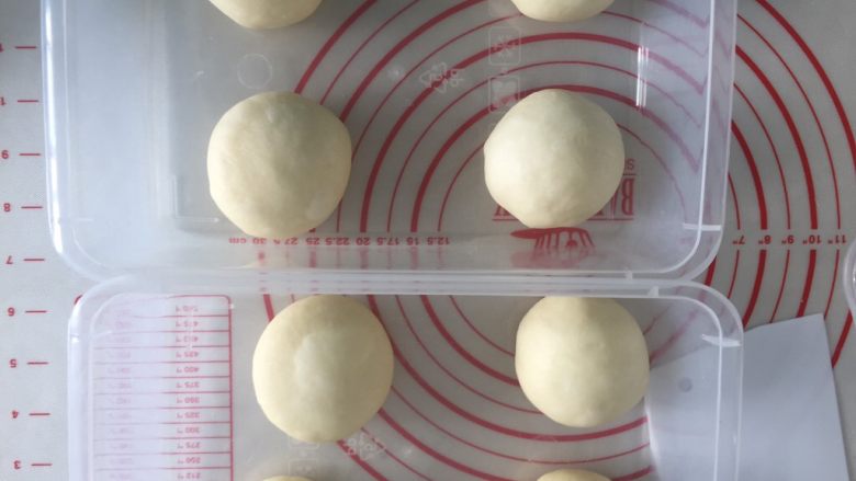 蜜豆果干包,然后轻微排气称重分割成8等份滚圆开始松弛,松弛看状态,手指蘸粉轻按表面指窝轻微回弹就可以了