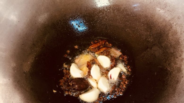 啤酒鸭,炒锅加热，倒入适量食用油，烧热后倒入香料炒香