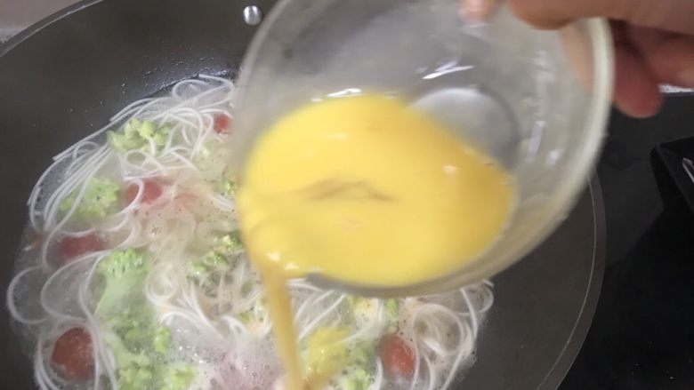 小番茄鸡蛋面,倒入鸡蛋液,煮开,调入适量盐调味即可
