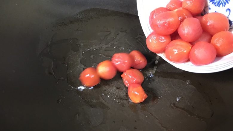 小番茄鸡蛋面,起油锅,放入小番茄略炒一下