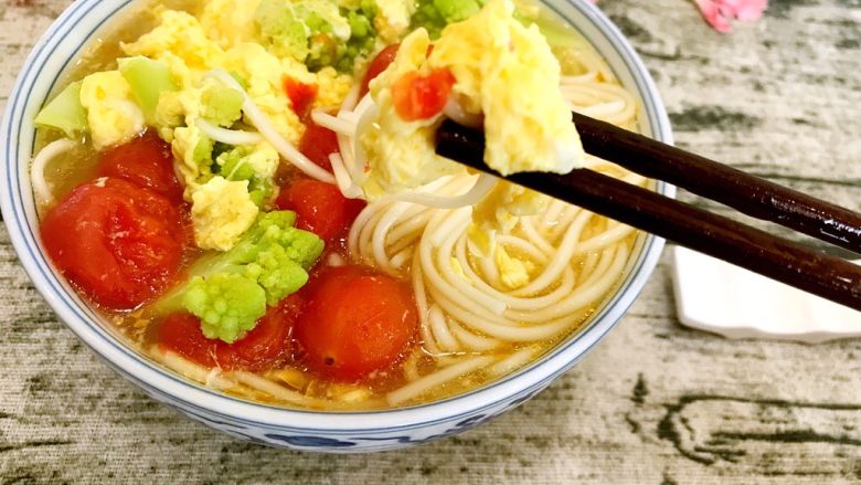 小番茄鸡蛋面,色香味俱全,味道棒棒哒😋