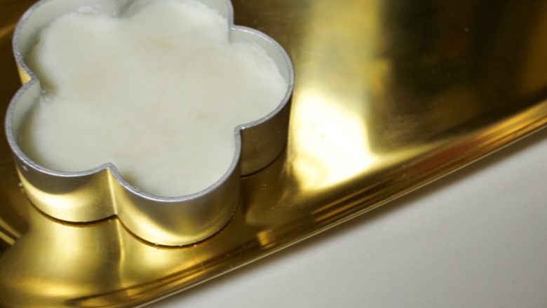 山药双色薯泥,如果使用模具,先在模具内层刷油,方便后期脱模。先放山药泥,比较紧密,做“地基”比较好。