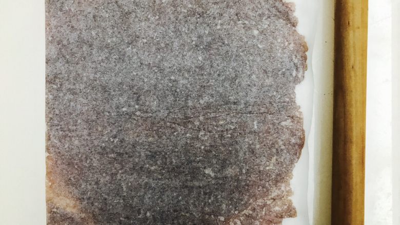 蜜汁猪肉脯,盖上油纸,用擀面杖把肉泥擀开成薄片