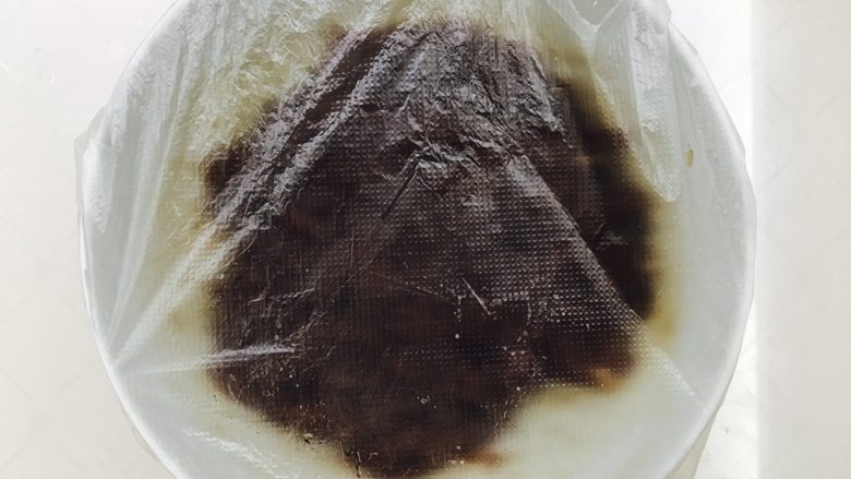 蜜汁猪肉脯,拌匀,盖上保鲜膜冷藏至少2小时以上入味。我放过了夜