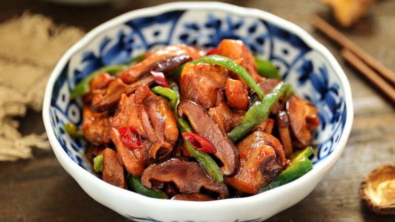 黄焖鸡米饭,一道肉质鲜美、汤汁浓厚的黄焖鸡米饭就做好了,记得要提前焖好米饭哦!