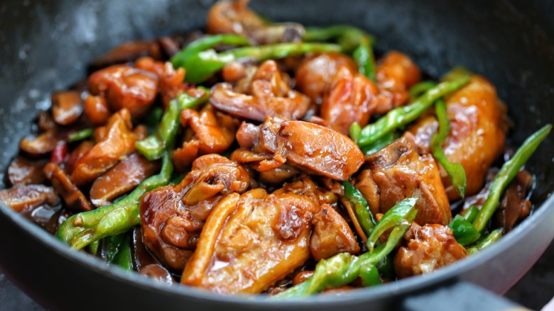 黄焖鸡米饭,再按照个人口味调入适量的盐,翻炒均匀即可
