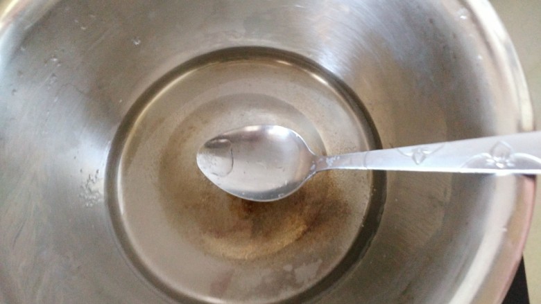 冰糖葫芦,中小火用勺子,把糖化开