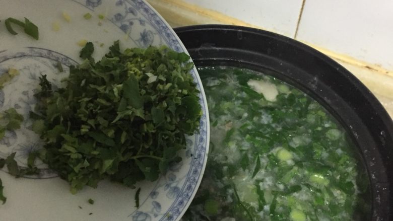 对虾牛肉蔬菜粥,加入<a style='color:red;display:inline-block;' href='/shicai/ 406'>猪油</a>、盐,再倒入香菜和香葱。如果有骨头汤也可再加入部分。煮开适当滴点香油即可。