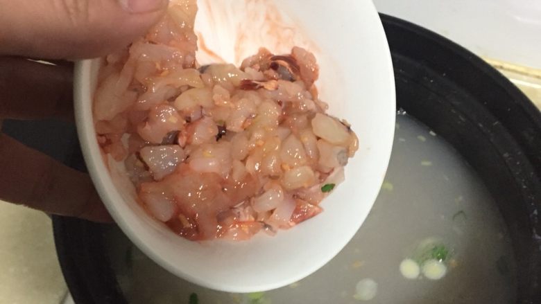 对虾牛肉蔬菜粥,将虾丁倒入粥中,轻微搅拌。再煲10分钟左右。