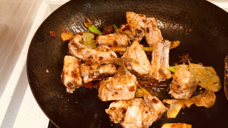 豆筋烧排骨,炒一会儿~
