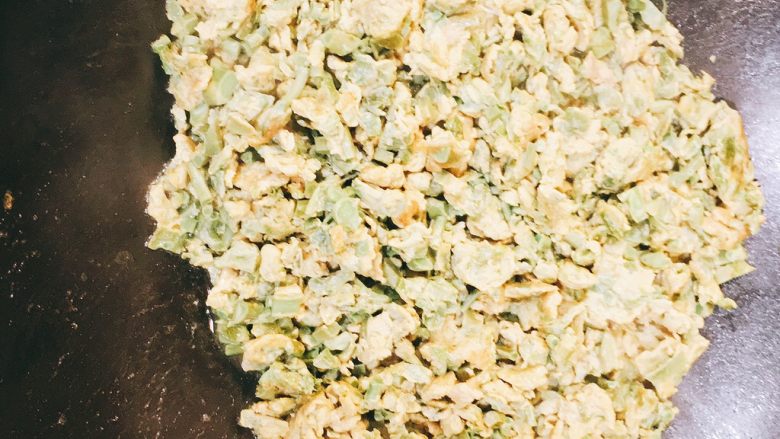 香椿头炒蛋🥚,炒至无油蓬松状的时候加入少量的水和老抽,继续翻炒均匀,就可以准备出锅啦。
