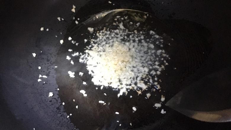 蒜茸粉丝天鹅蛋,少量油炒多一半蒜末,炒到蒜末颜色变为金黄