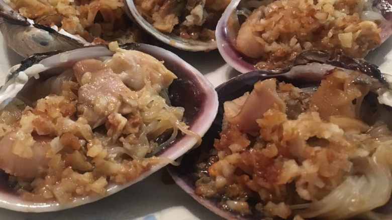 蒜茸粉丝天鹅蛋,淋上蒸鱼豆豉油,