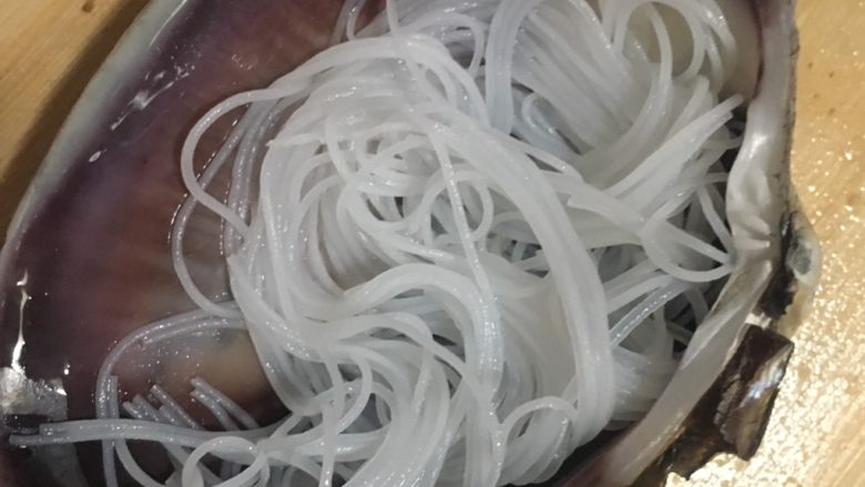蒜茸粉丝天鹅蛋,将泡软的粉丝取少量分别放入天鹅蛋壳里,再铺上天鹅蛋肉