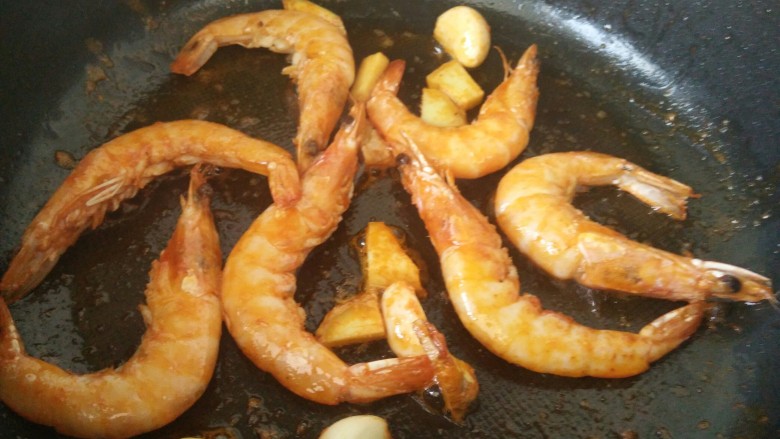 香辣干锅虾,炒出大蒜的香味,虾味正浓呢
