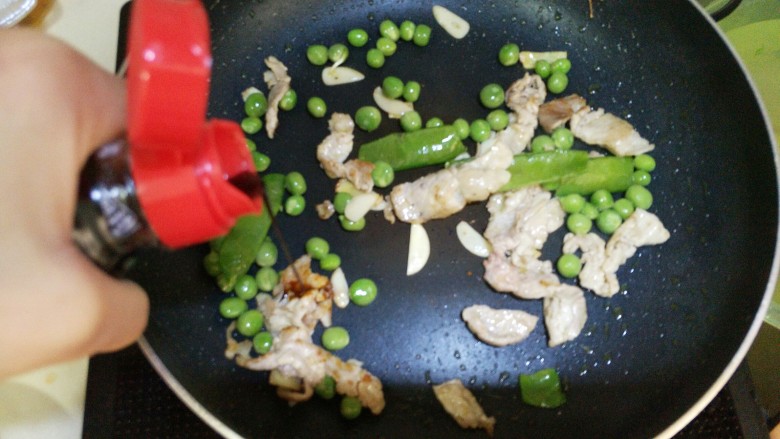 胡萝卜炒豌豆,加入<a style='color:red;display:inline-block;' href='/shicai/ 788'>生抽</a>,翻炒均匀。