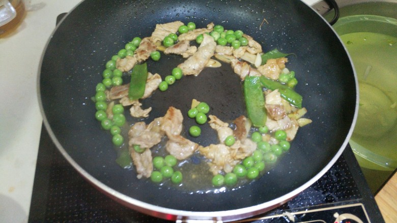 胡萝卜炒豌豆,加入少量清水,煮2分钟。