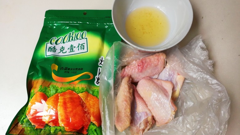 微波炉版香甜不辣鸡翅中,准备好<a style='color:red;display:inline-block;' href='/shicai/ 4983'>鸡翅中</a>,烤肉料,食用油