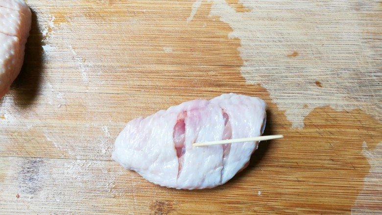 微波炉版香甜不辣鸡翅中,每个鸡翅中正反面都用牙签扎一扎孔,容易腌制入味