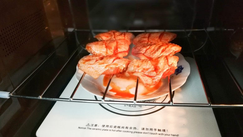 微波炉版香甜不辣鸡翅中,放入微波炉,下面放一个盘子,烤鸡翅中会滴油到盘中