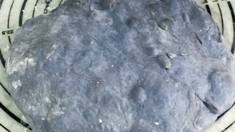 星空面包——把大师的画做进面包里,取出面团,双手轻拍,给面团排气。