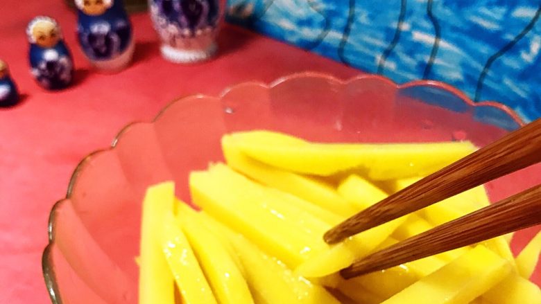 空气炸锅版外脆里糯炸薯条🍟,均匀搅拌,使食材入味。
