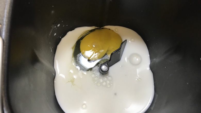 麻薯豆沙馅儿抹茶面包,先做面包部分,面包桶内先放液体