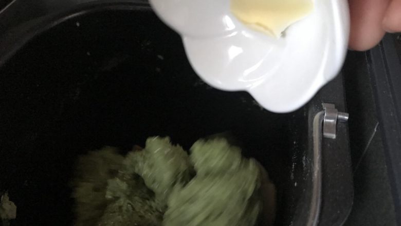 麻薯豆沙馅儿抹茶面包,面包面团成型后加入黄油继续和面,总共和面2个程序,出现薄膜为止
