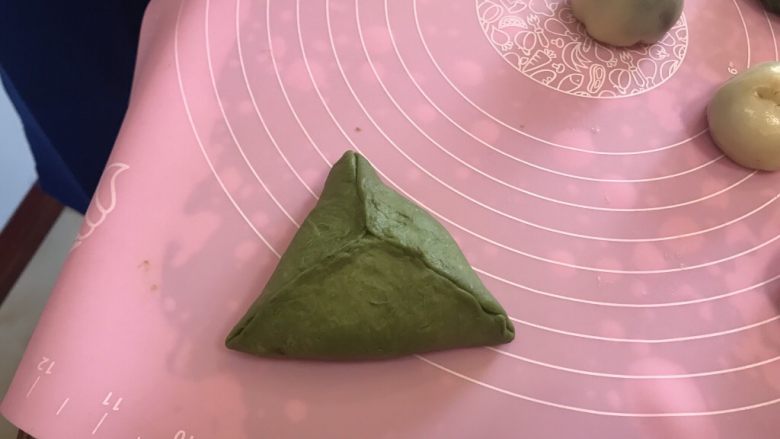 麻薯豆沙馅儿抹茶面包,整理成如图状态