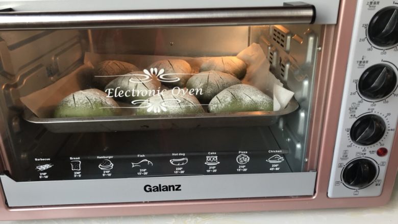 麻薯豆沙馅儿抹茶面包,烤箱175度预热5分钟,放入烤盘,上下管调170烤15分钟