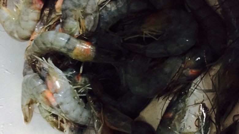 自制蒜蓉蒸虾,<a style='color:red;display:inline-block;' href='/shicai/ 296'>大虾</a>清洗干净