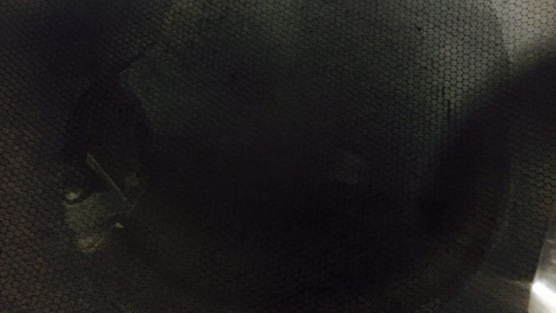 自制蒜蓉蒸虾,锅中放入食用油(最好用味道小的油色拉油或玉米油）烧开后关火