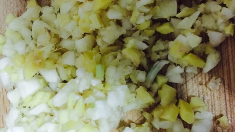 自制蒜蓉蒸虾,<a style='color:red;display:inline-block;' href='/shicai/ 2794'>大蒜</a>清洗干净后剁成蒜未和姜末混合均匀